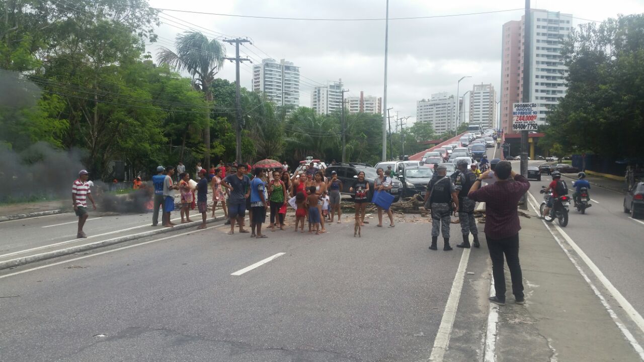 Em protesto por área que foi desocupada pela Semmas moradores ateiam