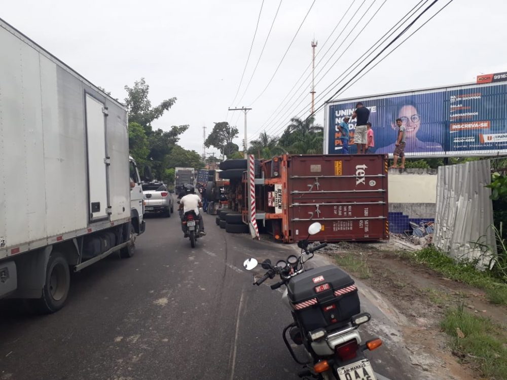 Carreta Tomba Na Efig Nio Salles E Provoca Grande Congestionamento