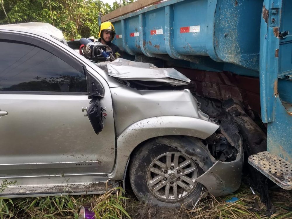 Grave acidente entre pick up e caçamba deixa dois feridos na estrada AM