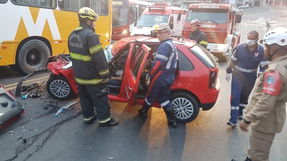 Após colidir ônibus homem fica preso nas ferragens em acidente na