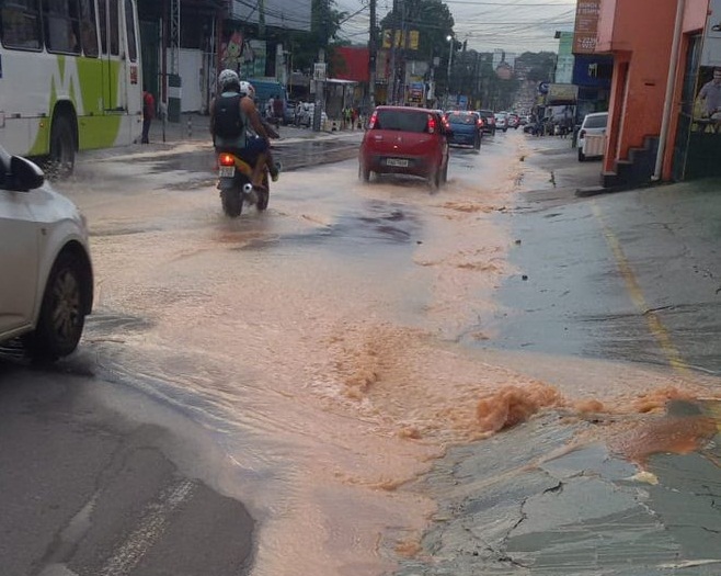 Obra emergencial de concessionária de águas causa transtornos na