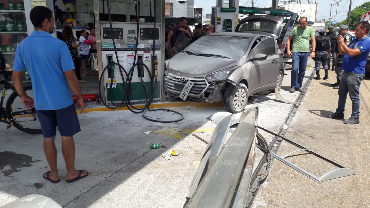 Motorista invade posto de combustível fere frentista e destrói bomba