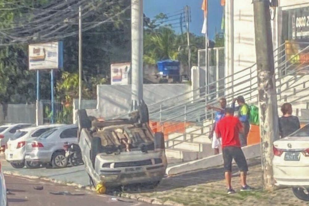 Assaltantes Capotam Carro Durante Persegui O Policial Na Torquato