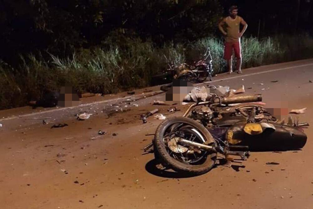 Colisão entre motos deixa 4 mortos na AM 010 Adolescente fazia racha