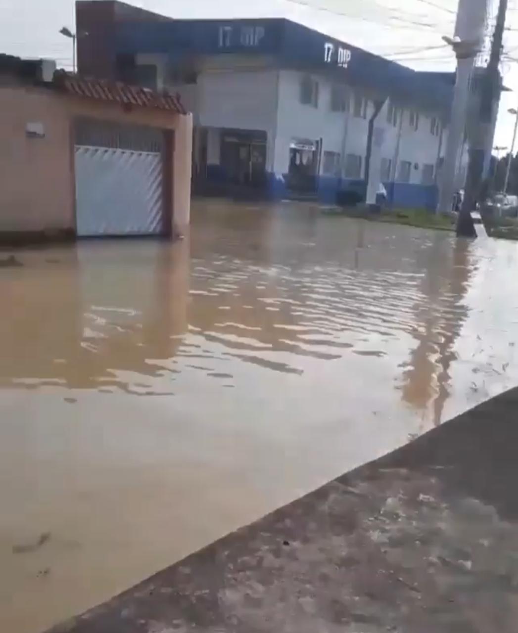 Adutora Rompe Faz Rua Virar Rio Na Reden O E Bairros Podem Ficar Sem