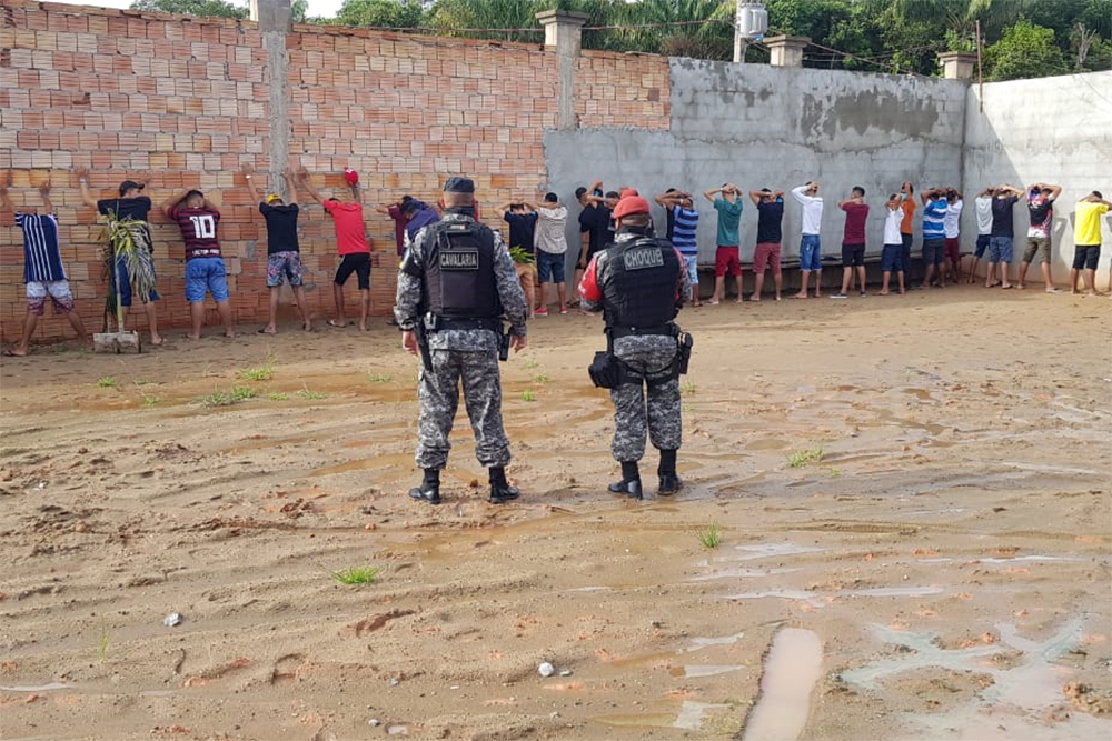 PM apreende armas munições e encerra festa clandestina durante o fim