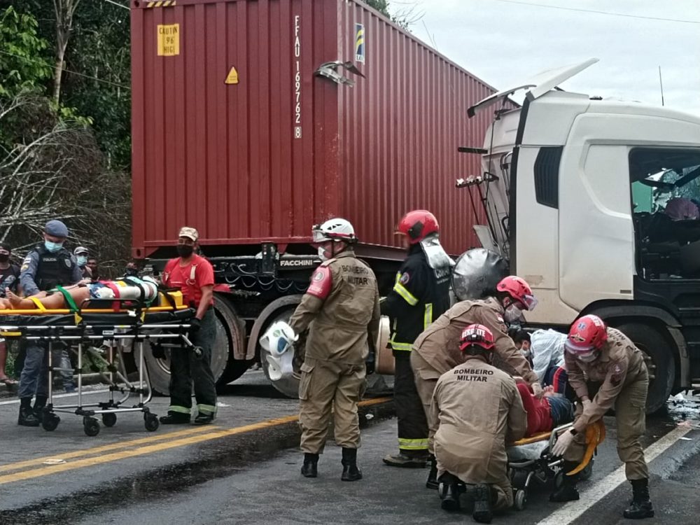 Colisão frontal entre duas carretas interdita trecho na BR 174 e deixa