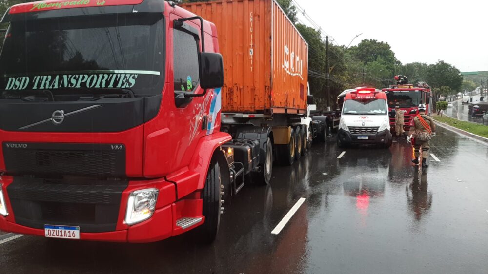 Cobradora é a vítima mais grave de acidente entre ônibus e carretas