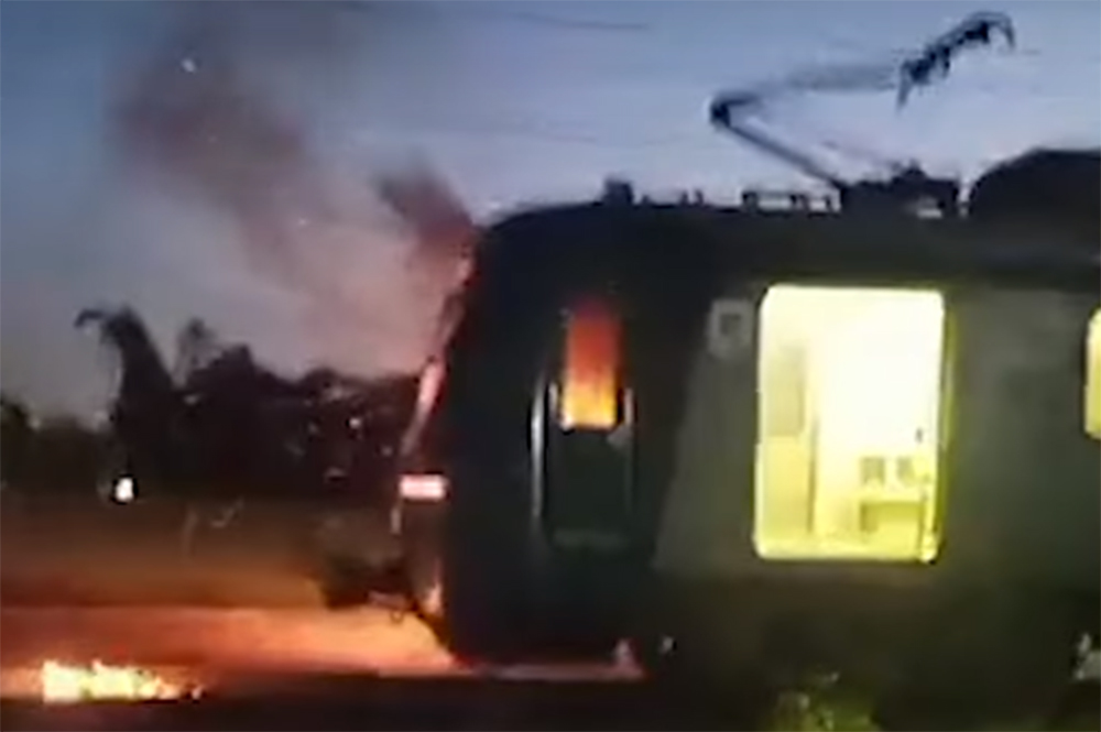 Trem Incendiado Por Criminosos Na Zona Oeste Do Rio De Janeiro