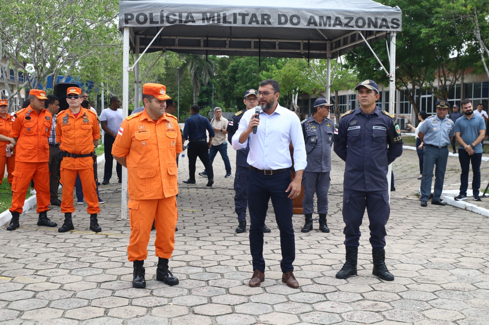 Governador destaca reforço em efetivo da segurança ao visitar alunos em