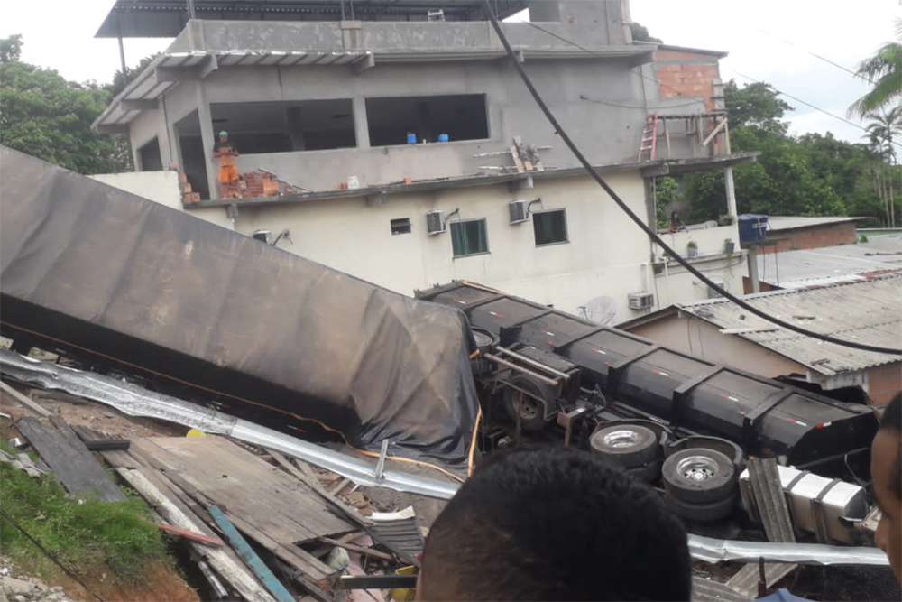 V Deos Carreta Desgovernada Destr I Caminh O E Casa Na Avenida Do