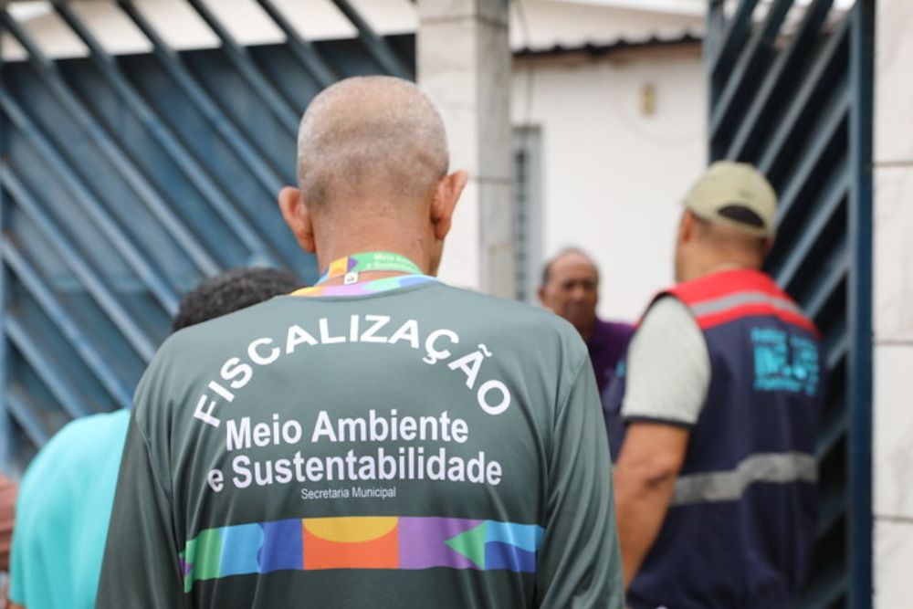 Empresas são notificadas e multadas por poluição visual em Manaus