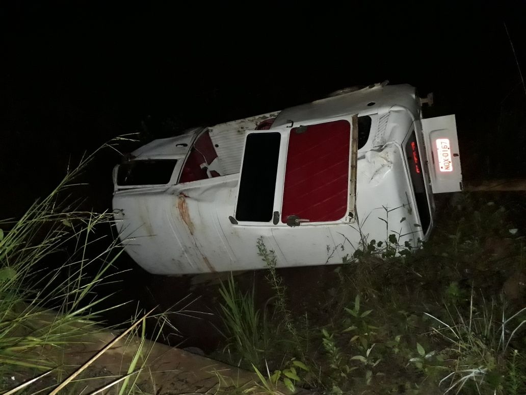 Kombi bateu em trator e deixou cinco pessoas feridas Kombi bateu em trator e deixou cinco pessoas feridas