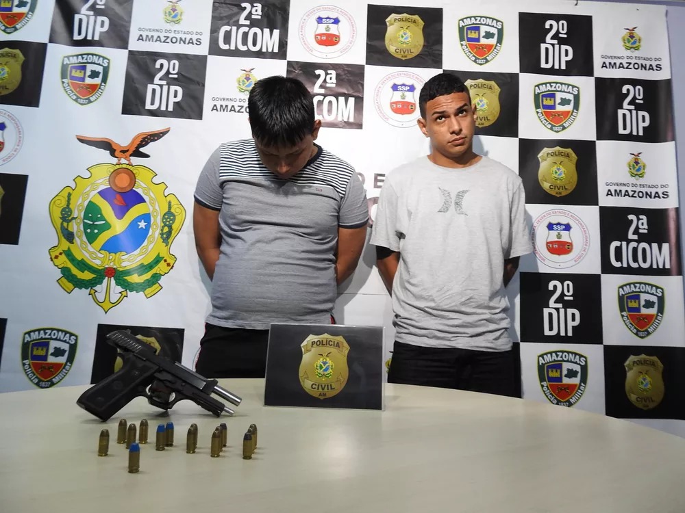 Dupla foi presa em flagrante por porte de arma de fogo de uso restrito Dupla foi presa em flagrante por porte de arma de fogo de uso restrito