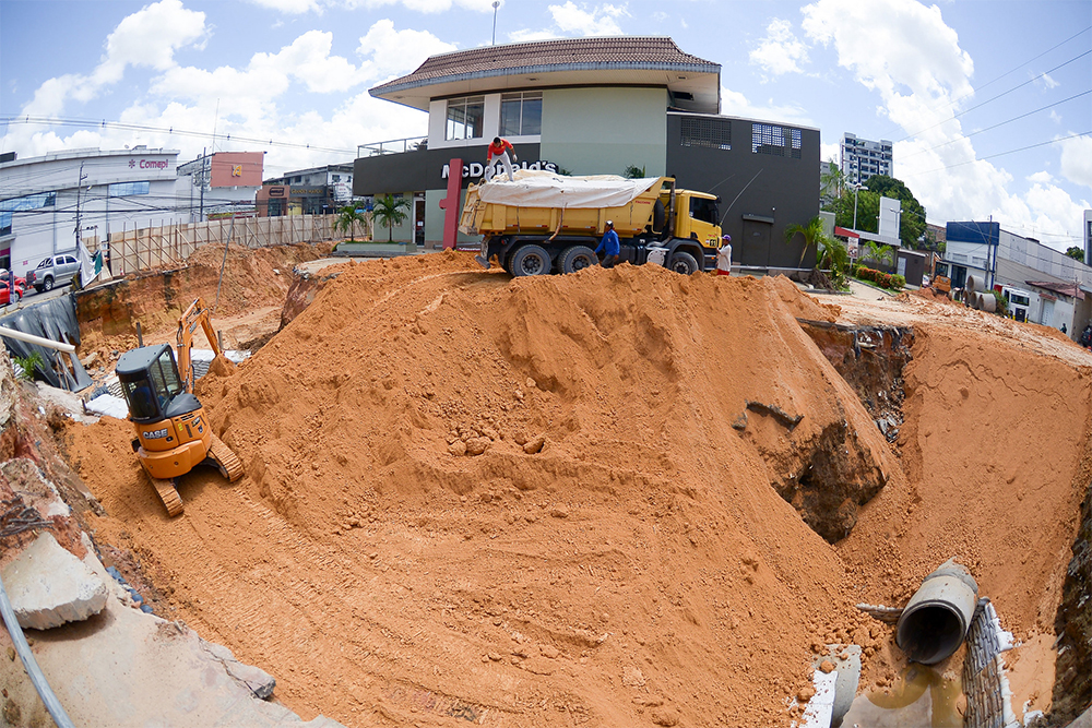 Obra de rede de drenagem na Av. Djalma Batista Obra de rede de drenagem na Av. Djalma Batista