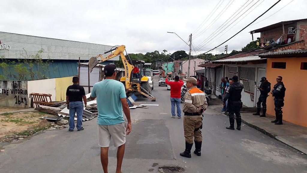 Feira irregular demolida