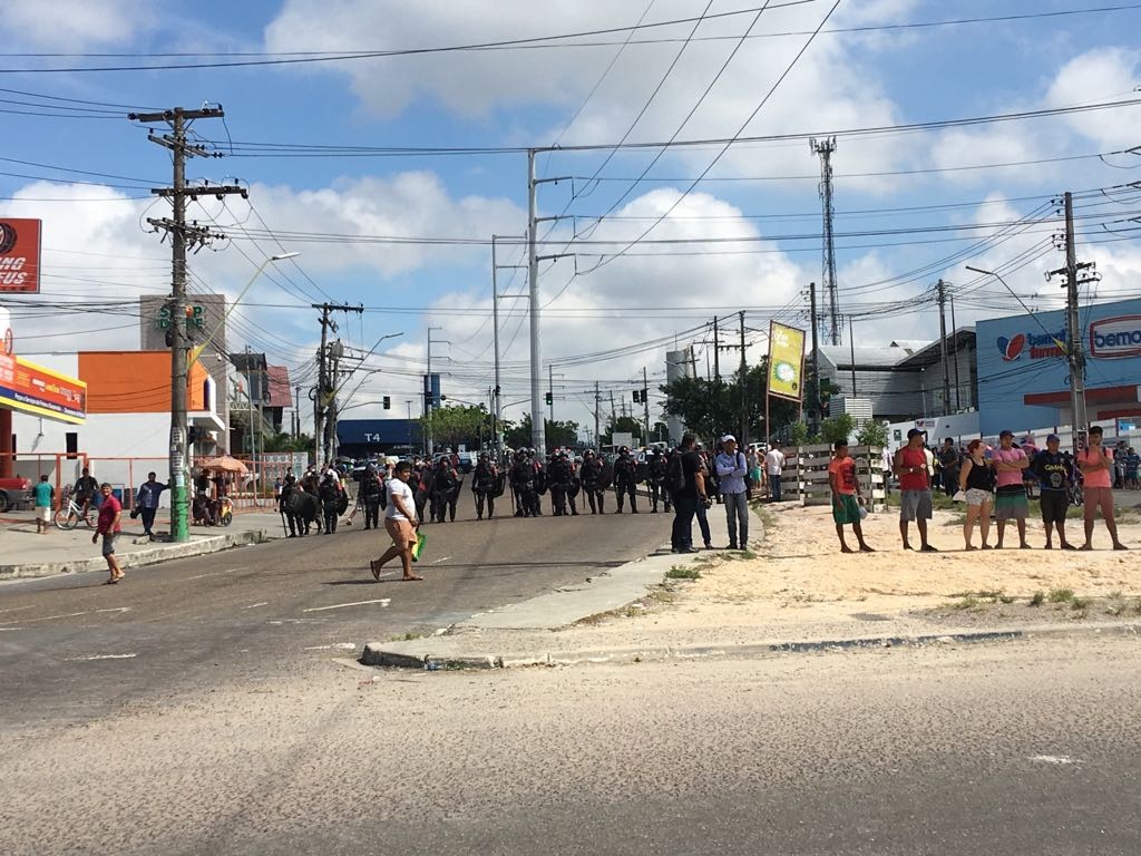 Confronto entre população e polícia na zona Leste Confronto entre população e polícia na zona Leste