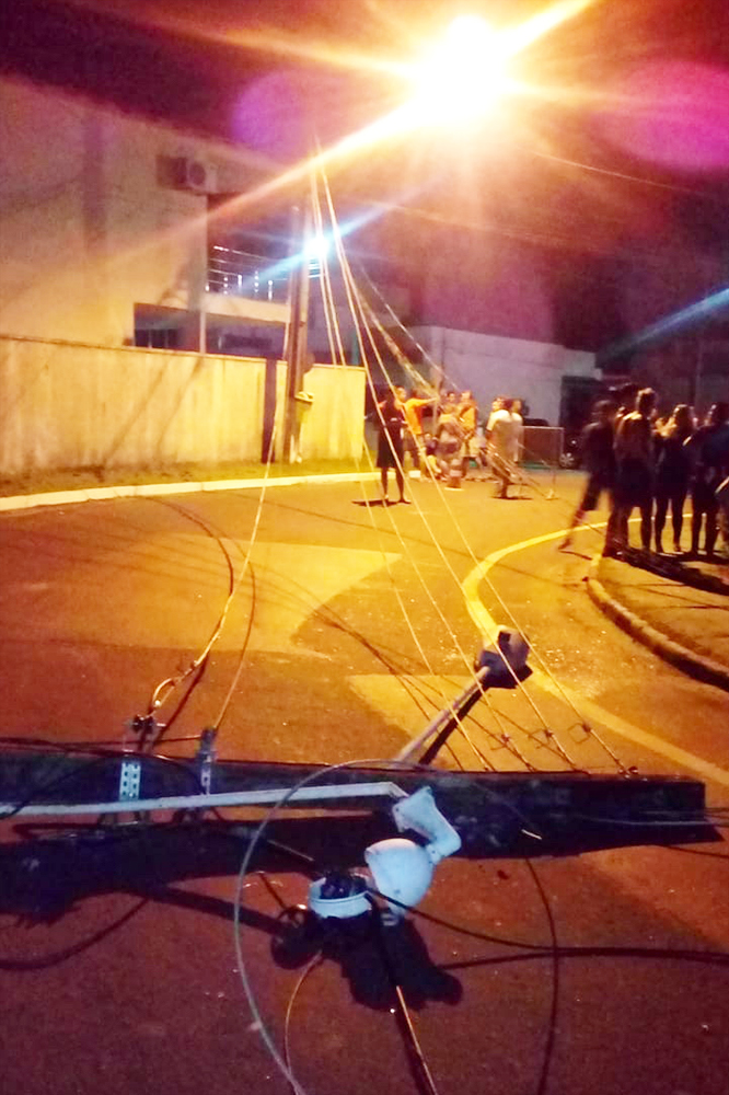 Motorista bate em 15 carros em condom&iacute;nio de luxo