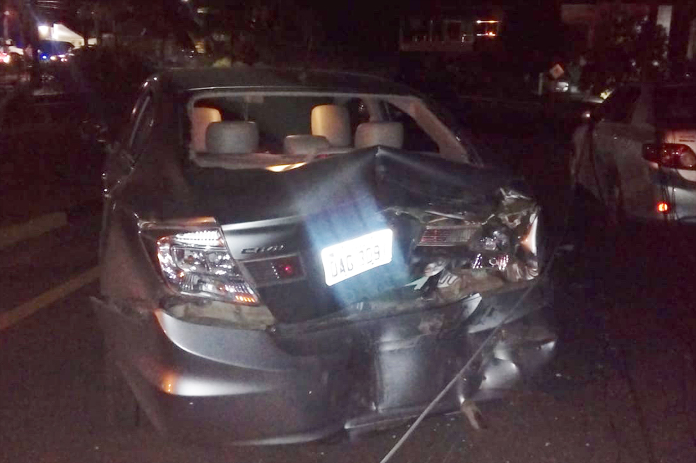 Motorista bate em 15 carros em condom&iacute;nio de luxo