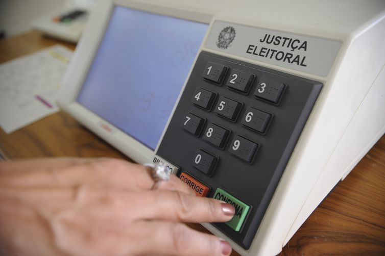 Derrotados nas urnas vão para frente do TRE-AM questionar onde estão seus votos Derrotados nas urnas vão para frente do TRE-AM questionar onde estão seus votos