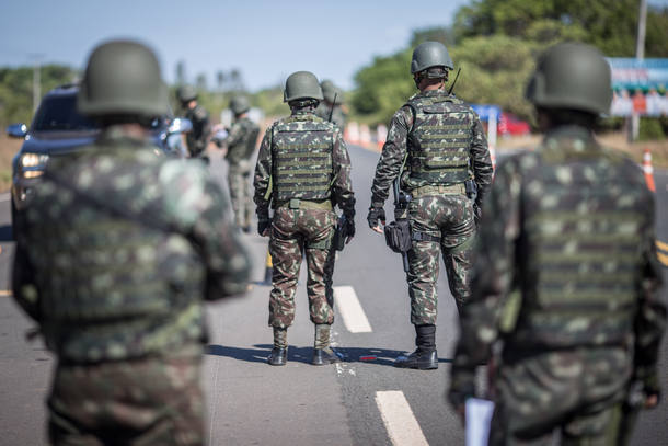 Militares das For&ccedil;as Armadas fazem policiamento nas ruas de Fortaleza