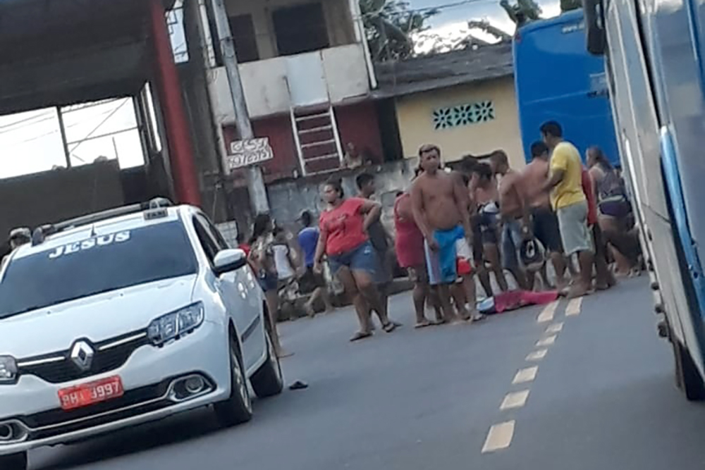 Vídeo mostra ônibus atropelando criança Vídeo mostra ônibus atropelando criança