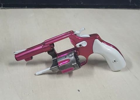 revólver rosa briga carro revólver rosa briga carro
