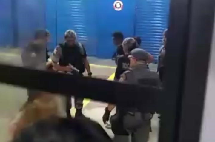 v&iacute;deo mulher arma &ocirc;nibus