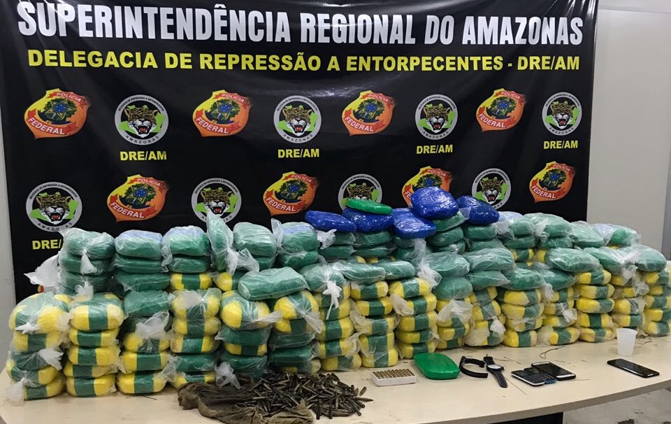 Três são condenados por tráfico internacional; trio transportava 229kg de cocaína Três são condenados por tráfico internacional; trio transportava 229kg de cocaína