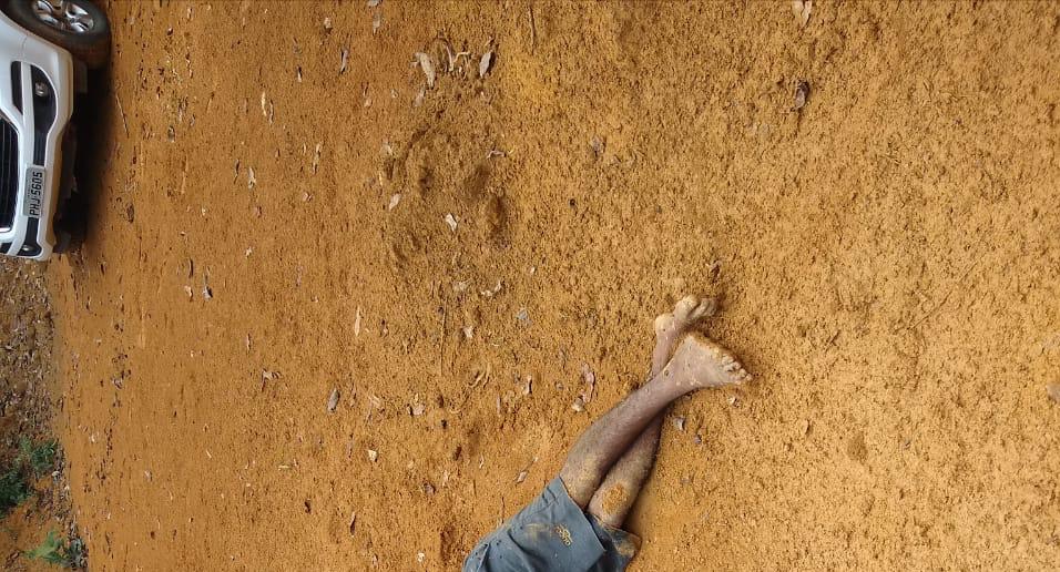 Corpo de homem é encontrado sem olhos em ramal no Iranduba Corpo de homem é encontrado sem olhos em ramal no Iranduba