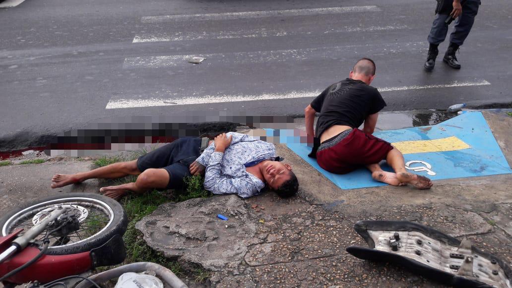 Dupla é presa após cair de moto durante perseguição policial Dupla é presa após cair de moto durante perseguição policial