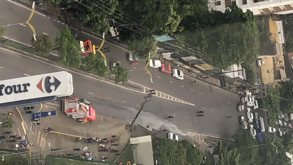 Caminhão arrasta fiação e derruba poste na Umberto Calderaro. Caminhão arrasta fiação e derruba poste na Umberto Calderaro.