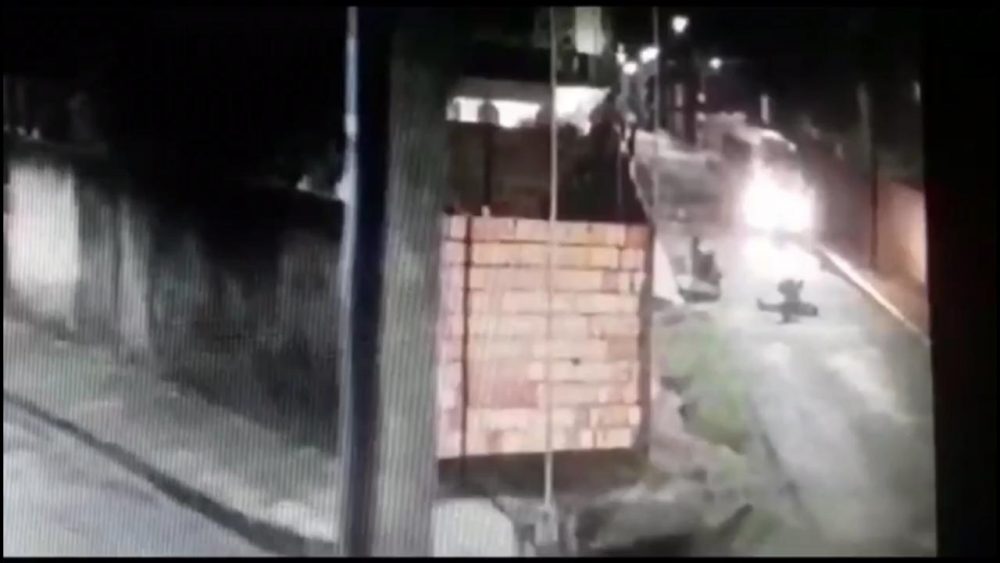 Assaltante &eacute; encontrado morto na rua e v&iacute;deo mostra queda de moto