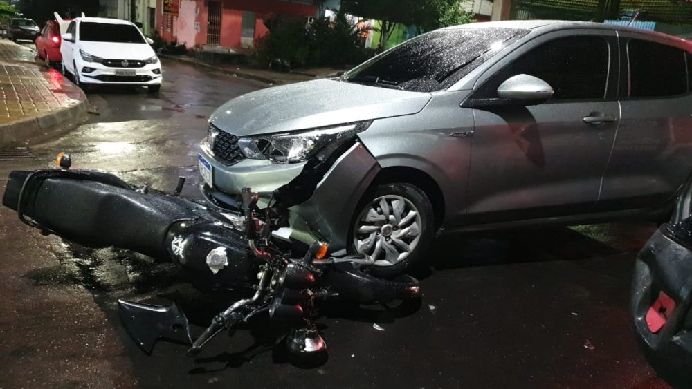 Motorista embriagada bate em moto e mulher fica ferida na Compensa