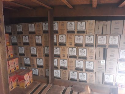 Sefaz apreende 3 mil caixas de bebida e cigarros sem nota no São Raimundo Sefaz apreende 3 mil caixas de bebida e cigarros sem nota no São Raimundo