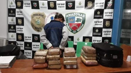 Mulher é presa com 15 tabletes de drogas dentro de bolsa no porto de Japurá