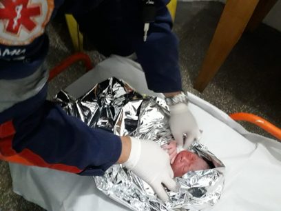 Beb&ecirc;s nascem com ajuda da PM em posto policial e dentro de viatura