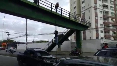 Dois professores s&atilde;o detidos ap&oacute;s simula&ccedil;&atilde;o de enforcamento durante protesto