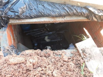 Fuzis, escopetas e 330kg de drogas estavam escondidos em fossa Fuzis, escopetas e 330kg de drogas estavam escondidos em fossa