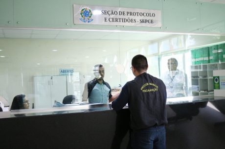TR&Ecirc;S BANCOS Prefeitura cobra na Justi&ccedil;a cumprimento da &lsquo;Lei das Filas&rsquo;