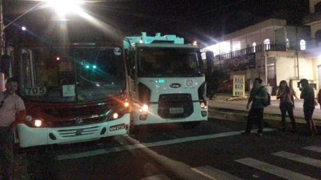 Colisão entre ônibus e caminhão de lixo deixa dois feridos na Raiz Colisão entre ônibus e caminhão de lixo deixa dois feridos na Raiz