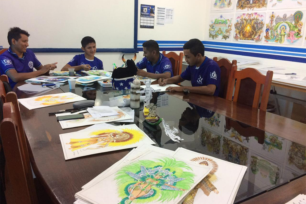 Os artistas materializam ideias em desenhos feitos à mão. Os artistas materializam ideias em desenhos feitos à mão.
