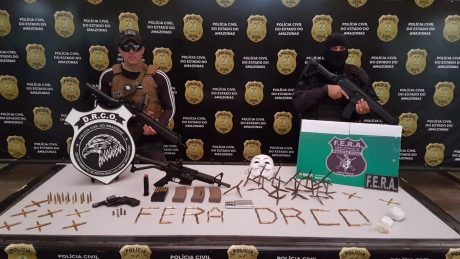 Dupla suspeita de atirar de fuzil em PMs &eacute; morta em condom&iacute;nio de luxo