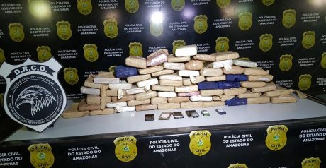 Dono de barco e tripulantes são presos com 70kg de drogas no Solimões Dono de barco e tripulantes são presos com 70kg de drogas no Solimões