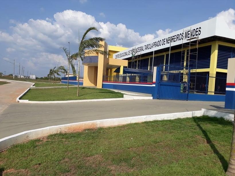 Boato de aluno atirador causa tumulto em escola de Humaitá e dois ficam feridos Boato de aluno atirador causa tumulto em escola de Humaitá e dois ficam feridos
