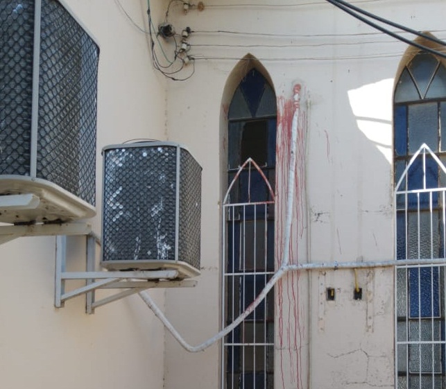 CORTE NO PULSO Ladrão recebe 'castigo' na hora ao tentar roubar igreja CORTE NO PULSO Ladrão recebe 'castigo' na hora ao tentar roubar igreja