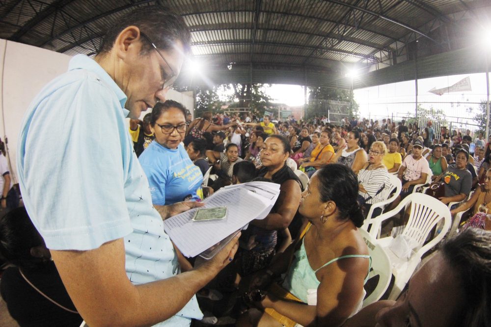 Fam&iacute;lias v&iacute;timas de inc&ecirc;ndio no Educandos recebem donativos da Prefeitura