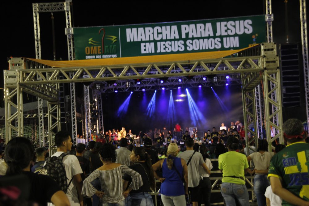 Marcha para Jesus leva mais de 400 mil ao Samb&oacute;dromo, em peregrina&ccedil;&atilde;o e para louvor
