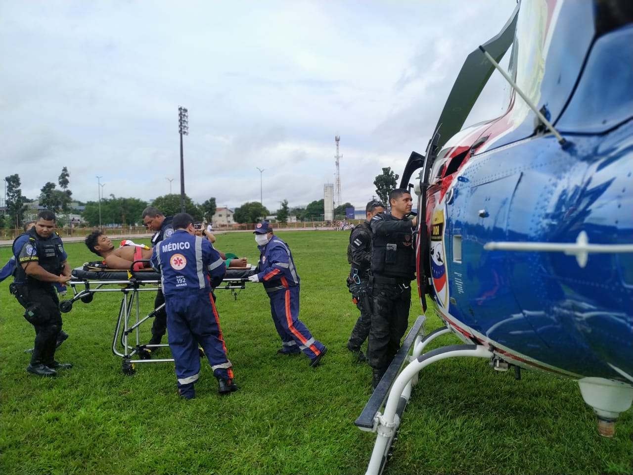 Picado por cobra, jovem é resgatado com auxílio do helicóptero da SSP-AM Picado por cobra, jovem é resgatado com auxílio do helicóptero da SSP-AM