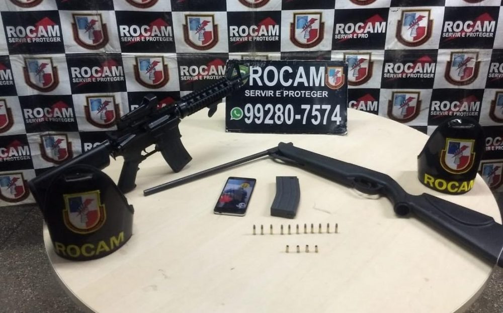 Foragido &eacute; detido com carabina e simulacro de fuzil pela Rocam